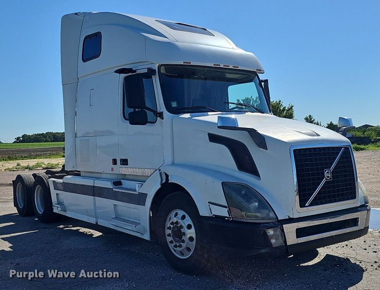 image for item DP0986 2005 Volvo VNL semi truck