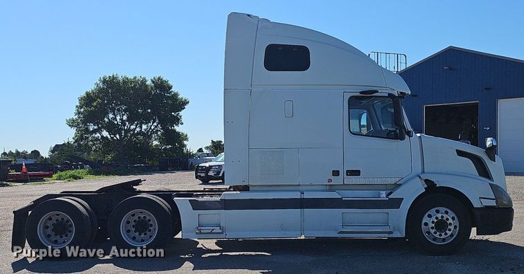 image for item DP0986 2005 Volvo VNL semi truck