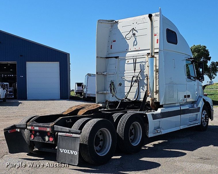 image for item DP0986 2005 Volvo VNL semi truck