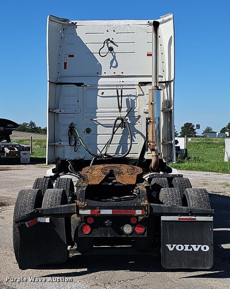 image for item DP0986 2005 Volvo VNL semi truck