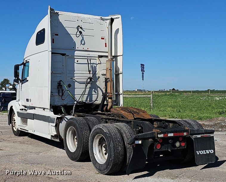 image for item DP0986 2005 Volvo VNL semi truck