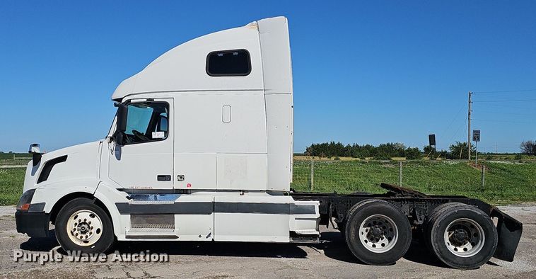 image for item DP0986 2005 Volvo VNL semi truck
