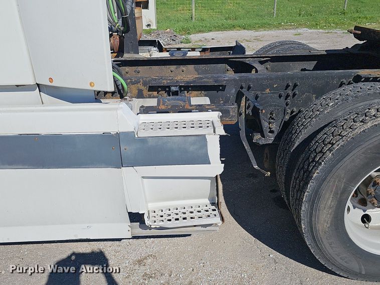 image for item DP0986 2005 Volvo VNL semi truck