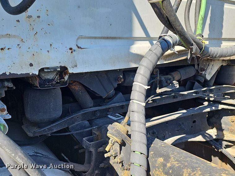 image for item DP0986 2005 Volvo VNL semi truck