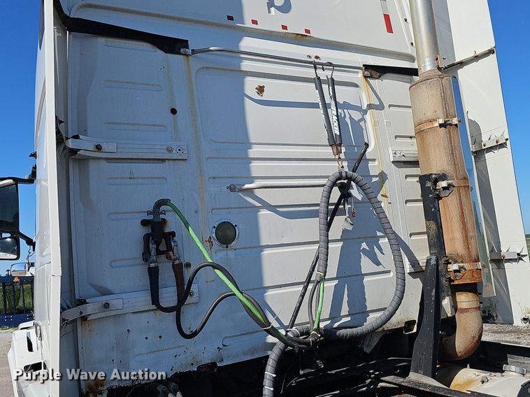 image for item DP0986 2005 Volvo VNL semi truck