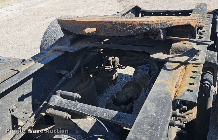 image for item DP0986 2005 Volvo VNL semi truck