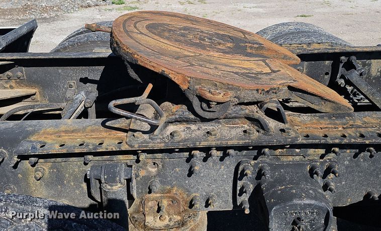 image for item DP0986 2005 Volvo VNL semi truck