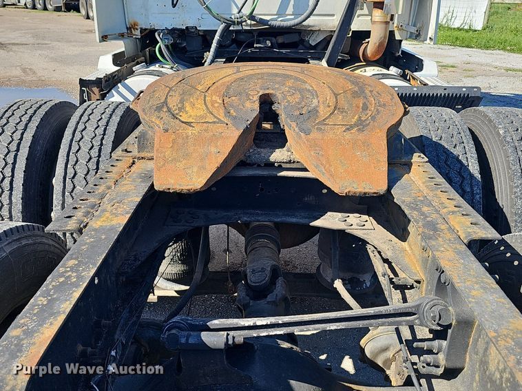 image for item DP0986 2005 Volvo VNL semi truck