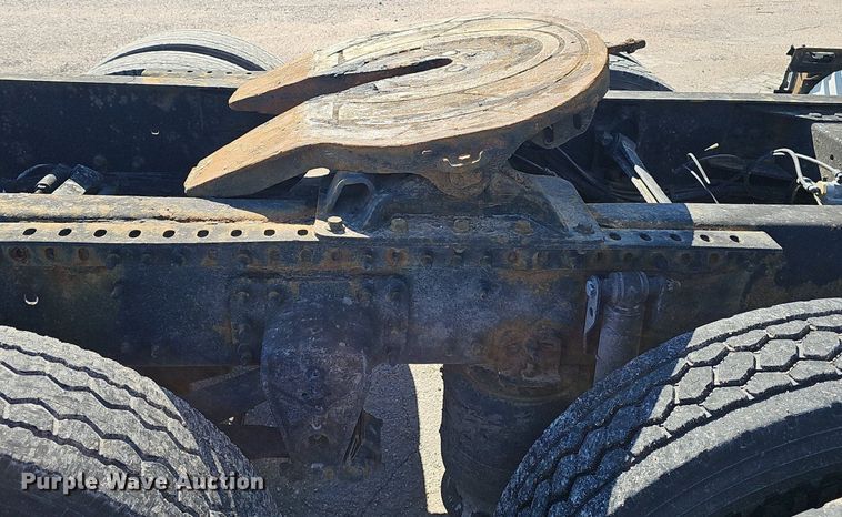 image for item DP0986 2005 Volvo VNL semi truck