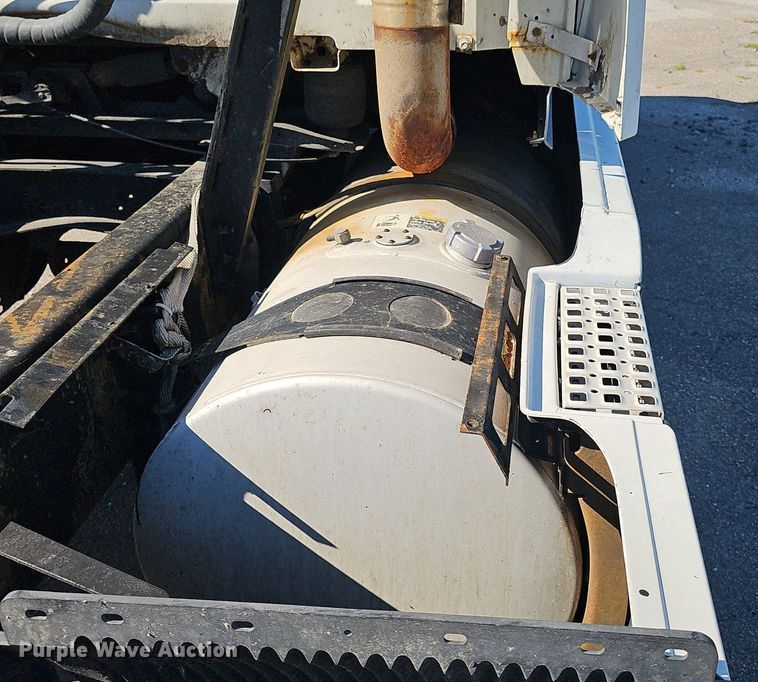 image for item DP0986 2005 Volvo VNL semi truck