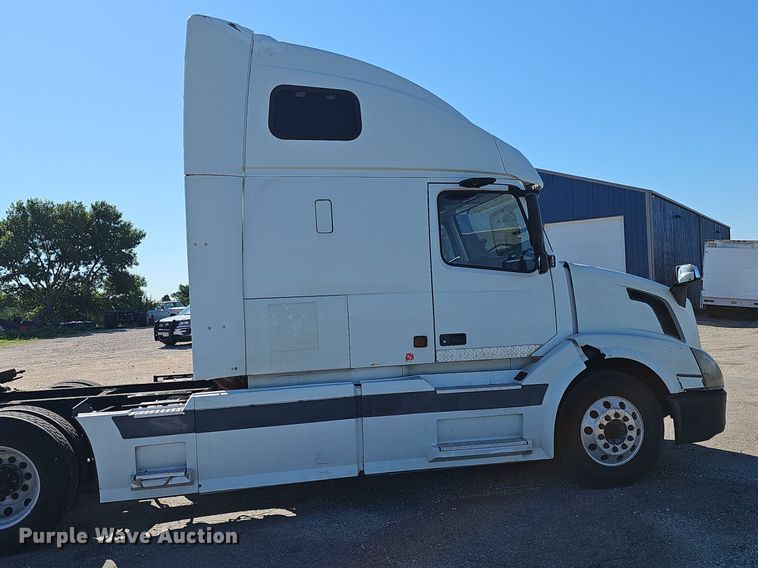 image for item DP0986 2005 Volvo VNL semi truck