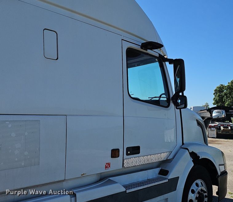 image for item DP0986 2005 Volvo VNL semi truck