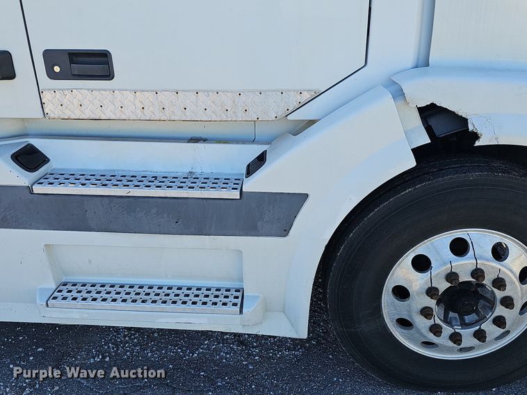 image for item DP0986 2005 Volvo VNL semi truck