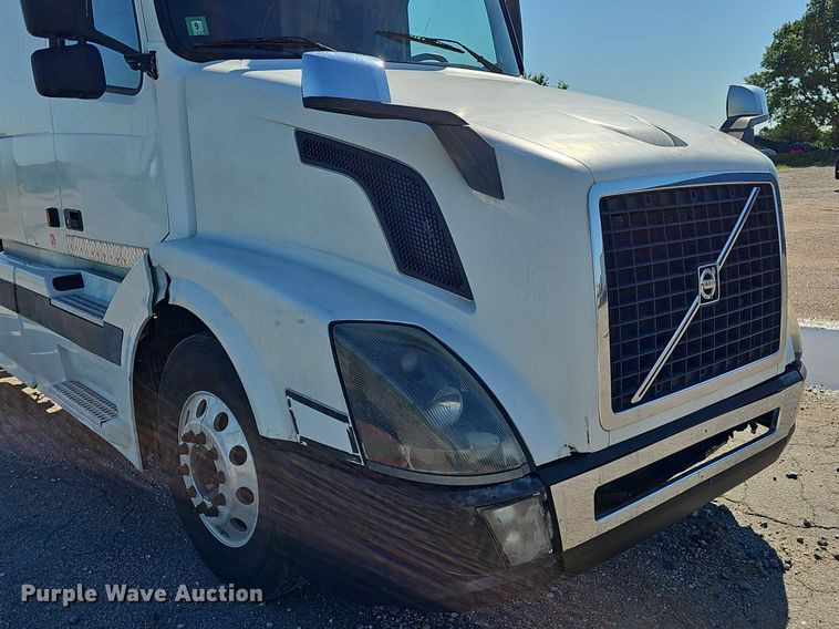 image for item DP0986 2005 Volvo VNL semi truck