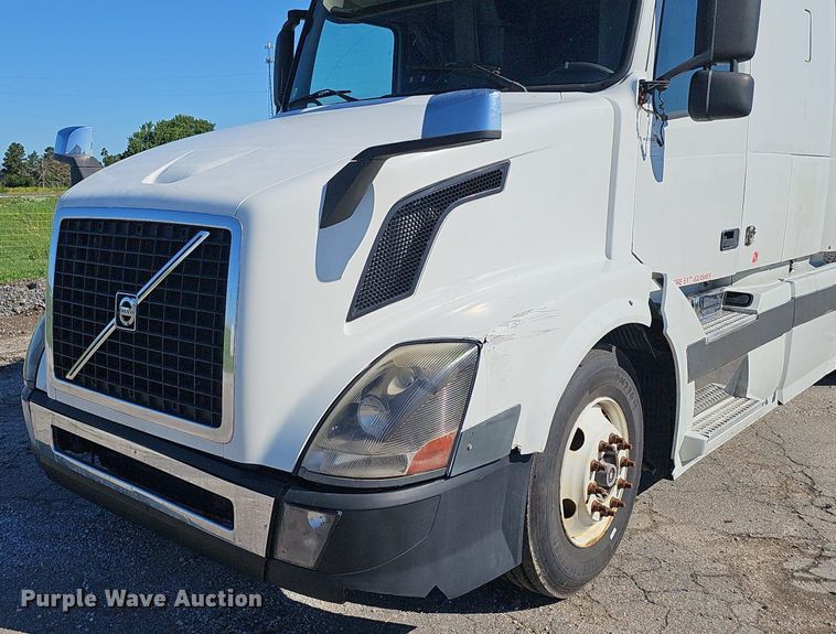 image for item DP0986 2005 Volvo VNL semi truck