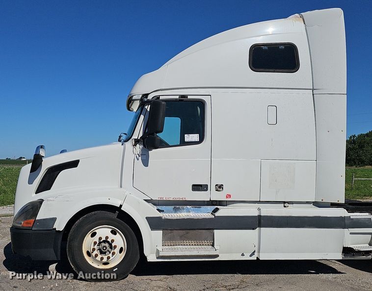 image for item DP0986 2005 Volvo VNL semi truck
