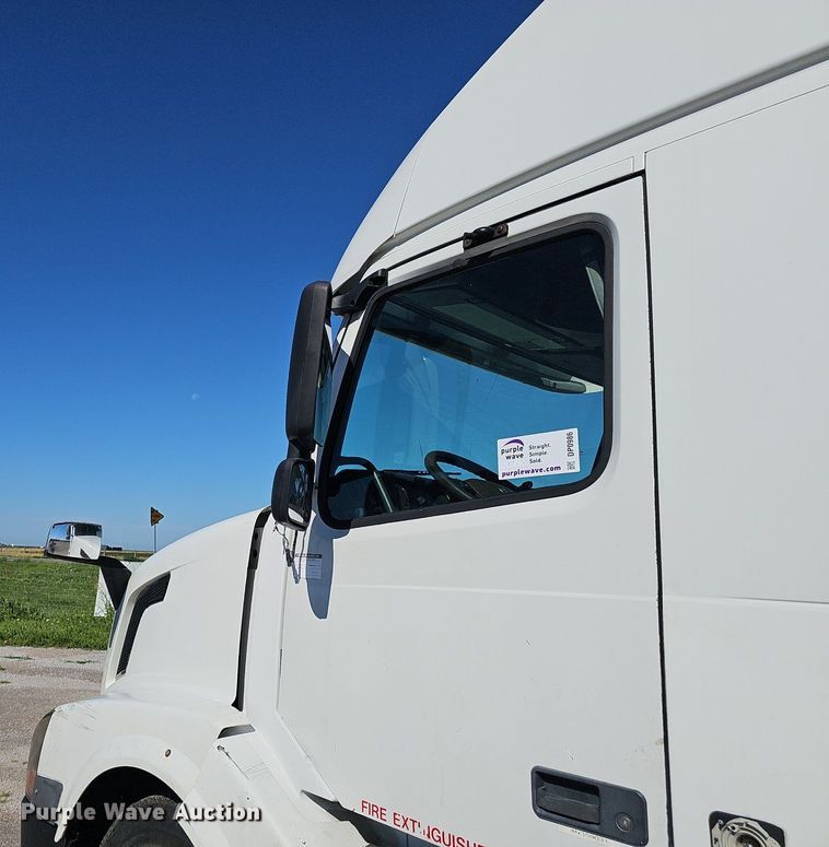 image for item DP0986 2005 Volvo VNL semi truck