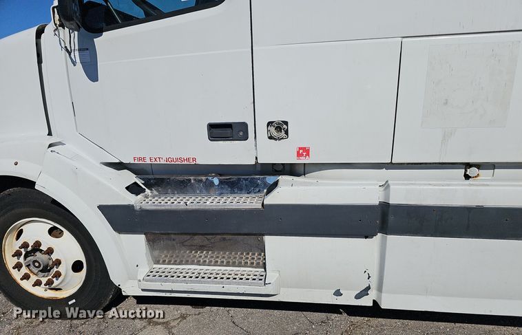 image for item DP0986 2005 Volvo VNL semi truck
