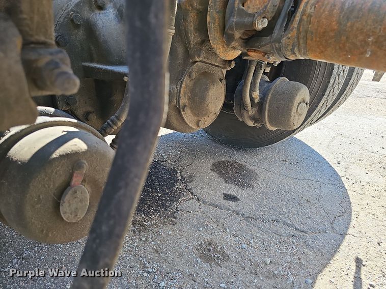 image for item DP0986 2005 Volvo VNL semi truck