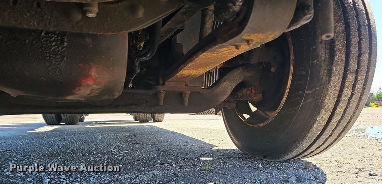 image for item DP0986 2005 Volvo VNL semi truck