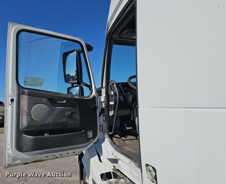 image for item DP0986 2005 Volvo VNL semi truck