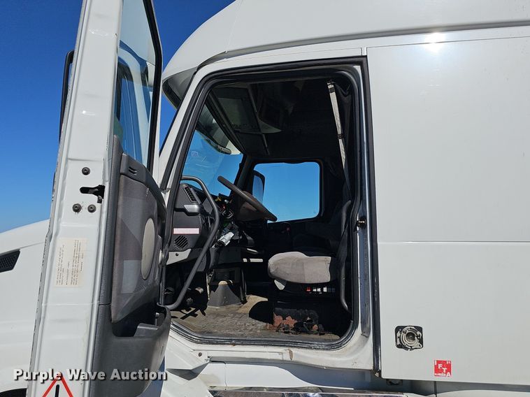 image for item DP0986 2005 Volvo VNL semi truck