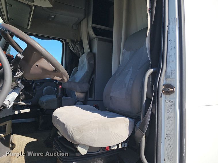 image for item DP0986 2005 Volvo VNL semi truck