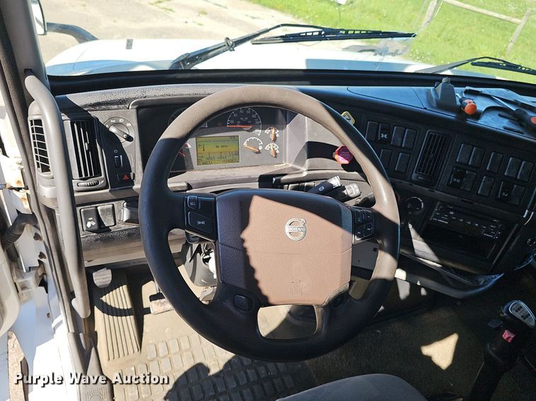 image for item DP0986 2005 Volvo VNL semi truck