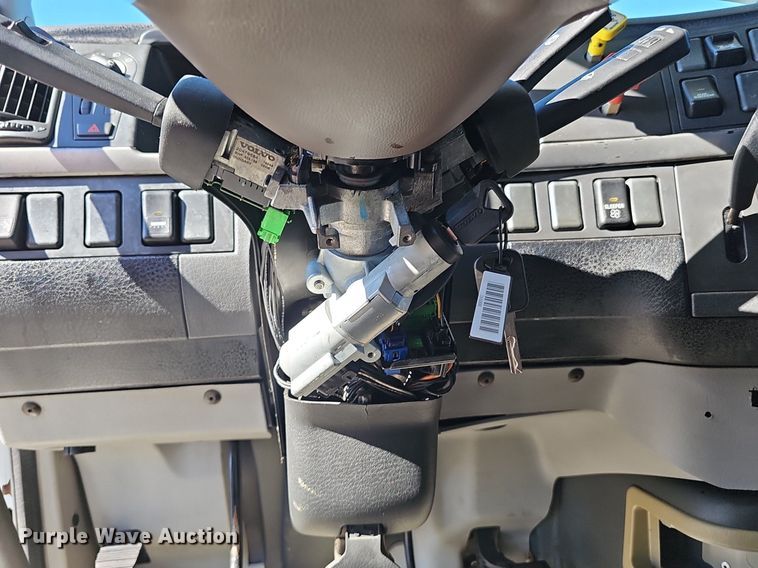 image for item DP0986 2005 Volvo VNL semi truck