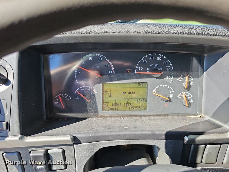 image for item DP0986 2005 Volvo VNL semi truck