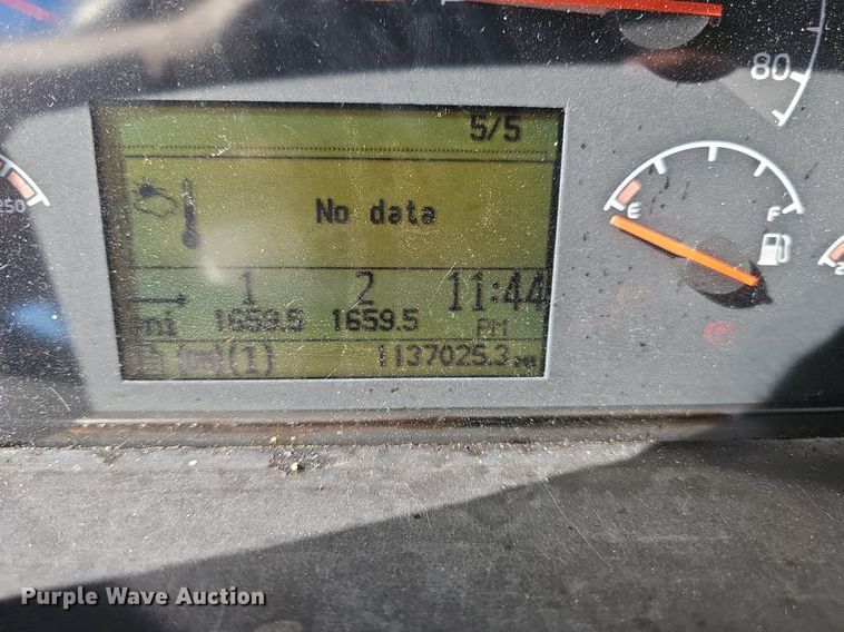 image for item DP0986 2005 Volvo VNL semi truck