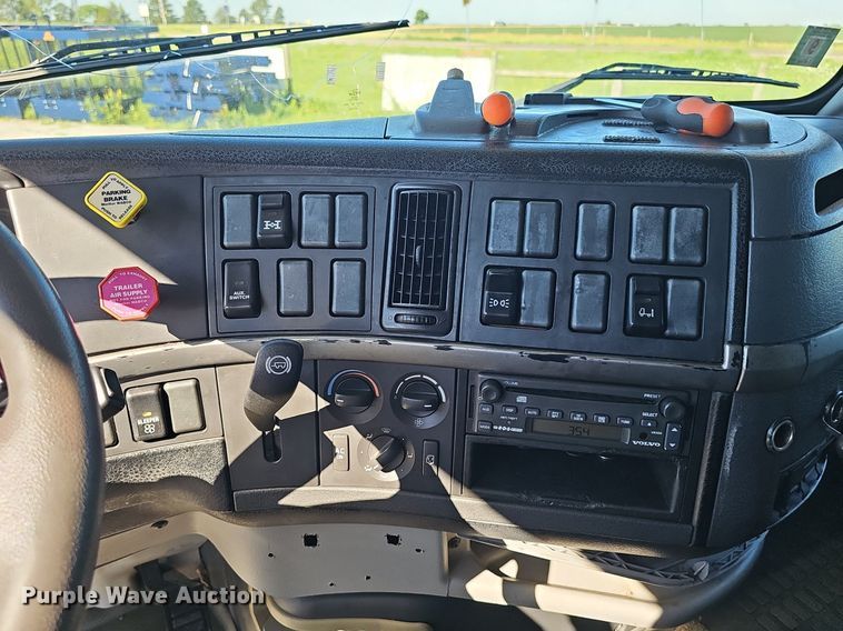 image for item DP0986 2005 Volvo VNL semi truck