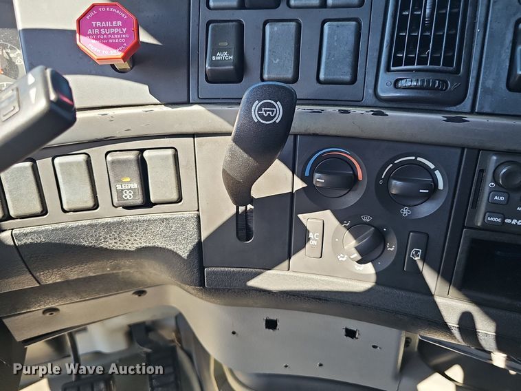 image for item DP0986 2005 Volvo VNL semi truck