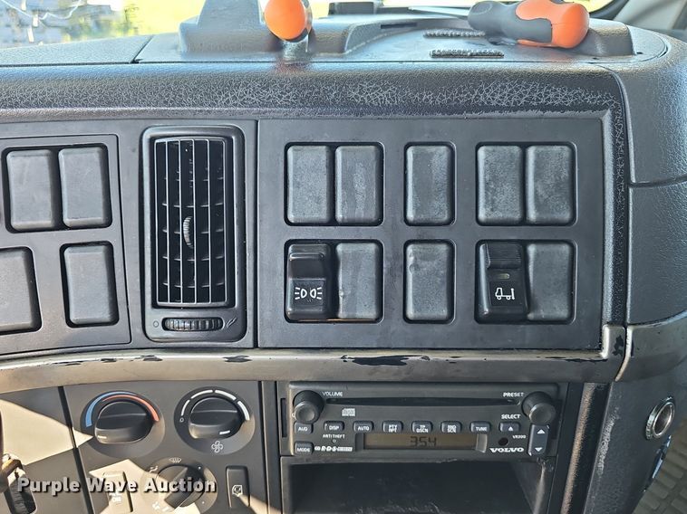 image for item DP0986 2005 Volvo VNL semi truck