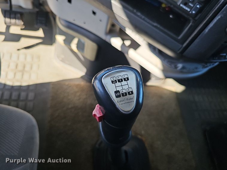 image for item DP0986 2005 Volvo VNL semi truck