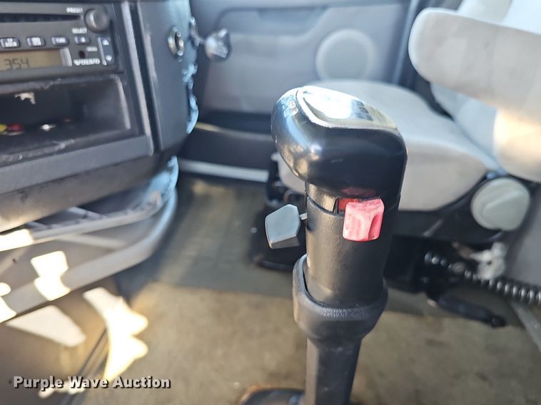 image for item DP0986 2005 Volvo VNL semi truck