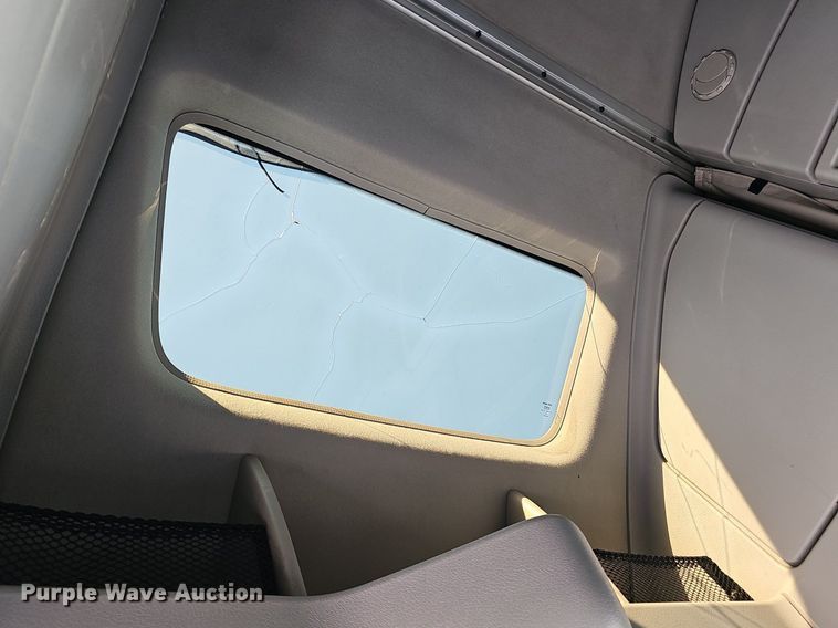 image for item DP0986 2005 Volvo VNL semi truck