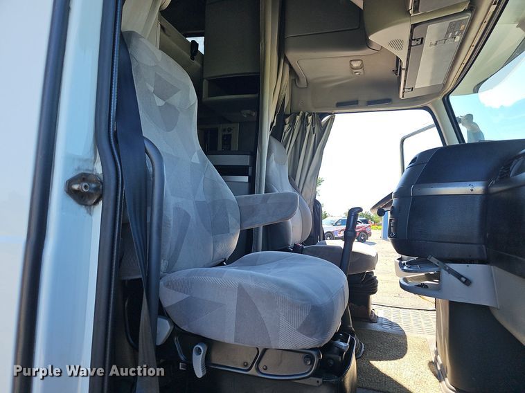 image for item DP0986 2005 Volvo VNL semi truck