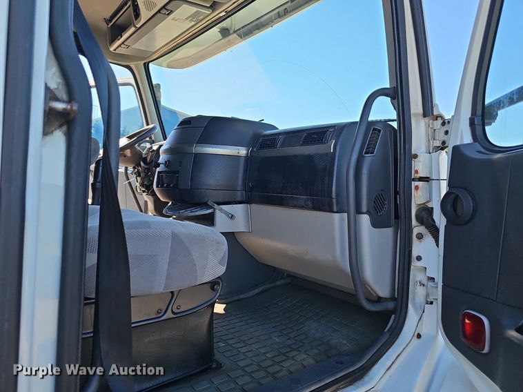 image for item DP0986 2005 Volvo VNL semi truck