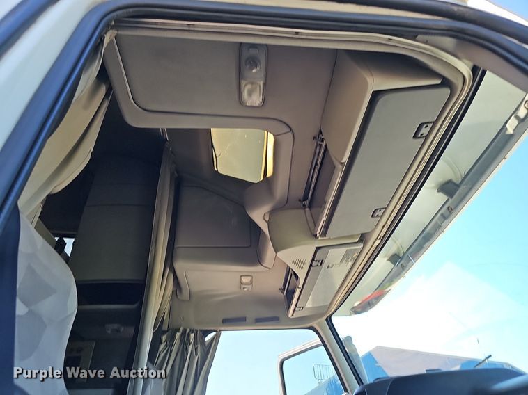 image for item DP0986 2005 Volvo VNL semi truck