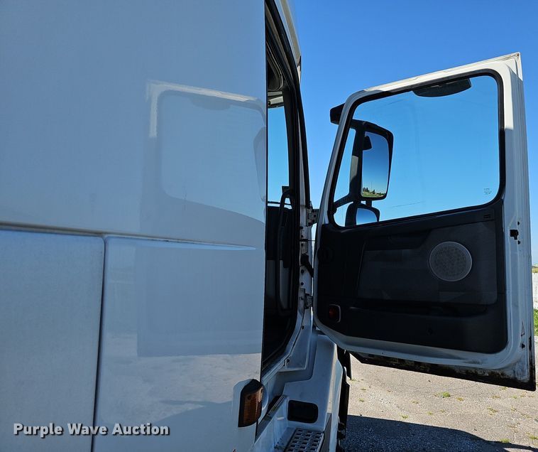 image for item DP0986 2005 Volvo VNL semi truck