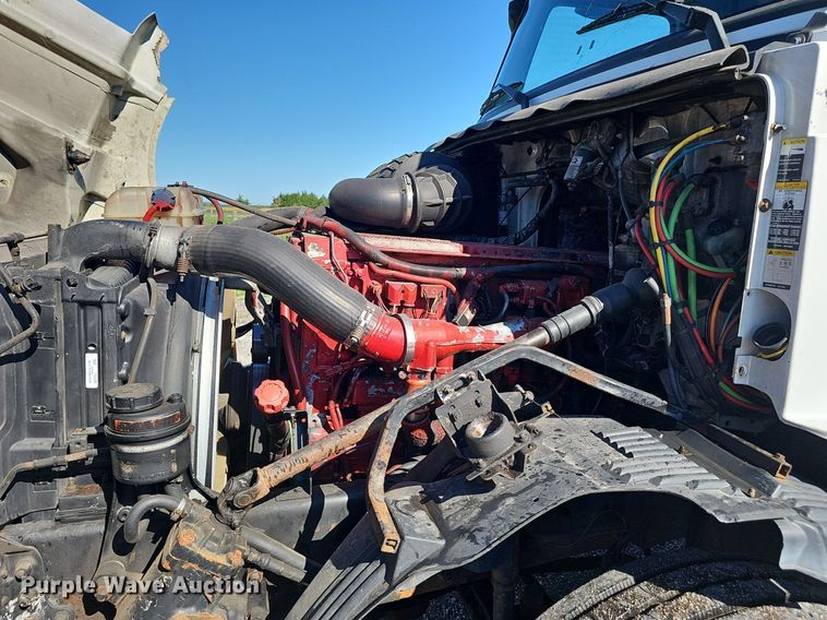 image for item DP0986 2005 Volvo VNL semi truck