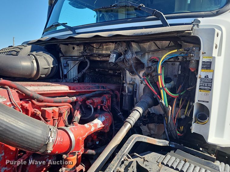 image for item DP0986 2005 Volvo VNL semi truck