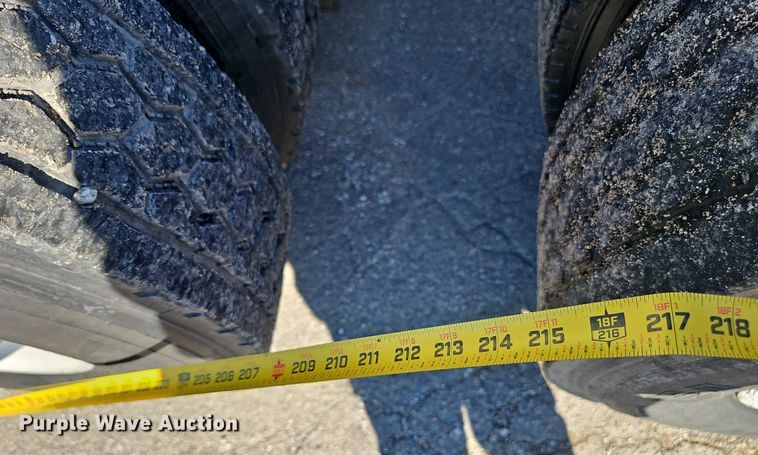 image for item DP0986 2005 Volvo VNL semi truck