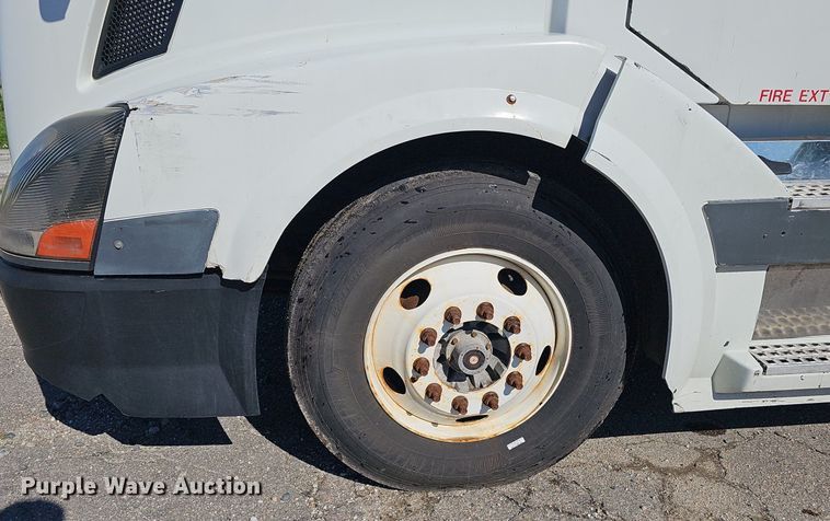 image for item DP0986 2005 Volvo VNL semi truck