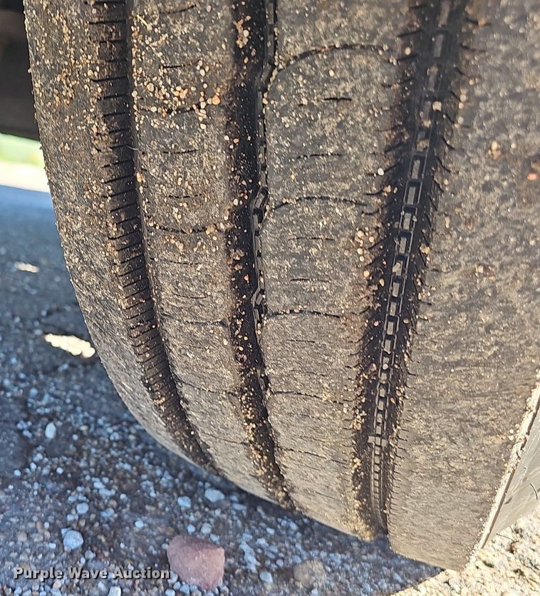 image for item DP0986 2005 Volvo VNL semi truck