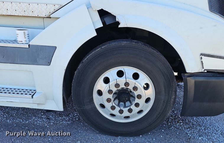 image for item DP0986 2005 Volvo VNL semi truck