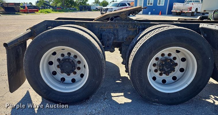 image for item DP0986 2005 Volvo VNL semi truck