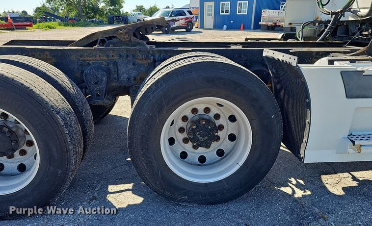 image for item DP0986 2005 Volvo VNL semi truck