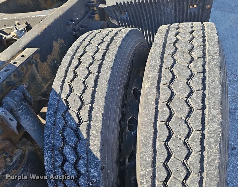 image for item DP0986 2005 Volvo VNL semi truck